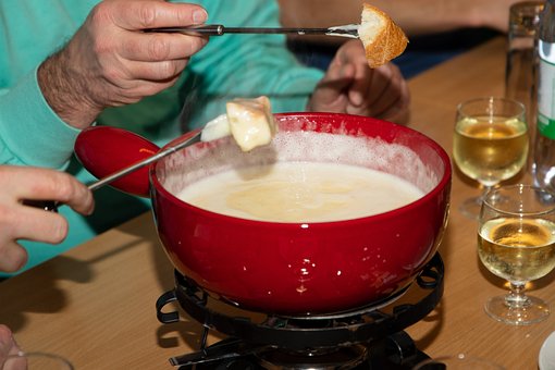 ¿Con qué quesos se hace la fondue?